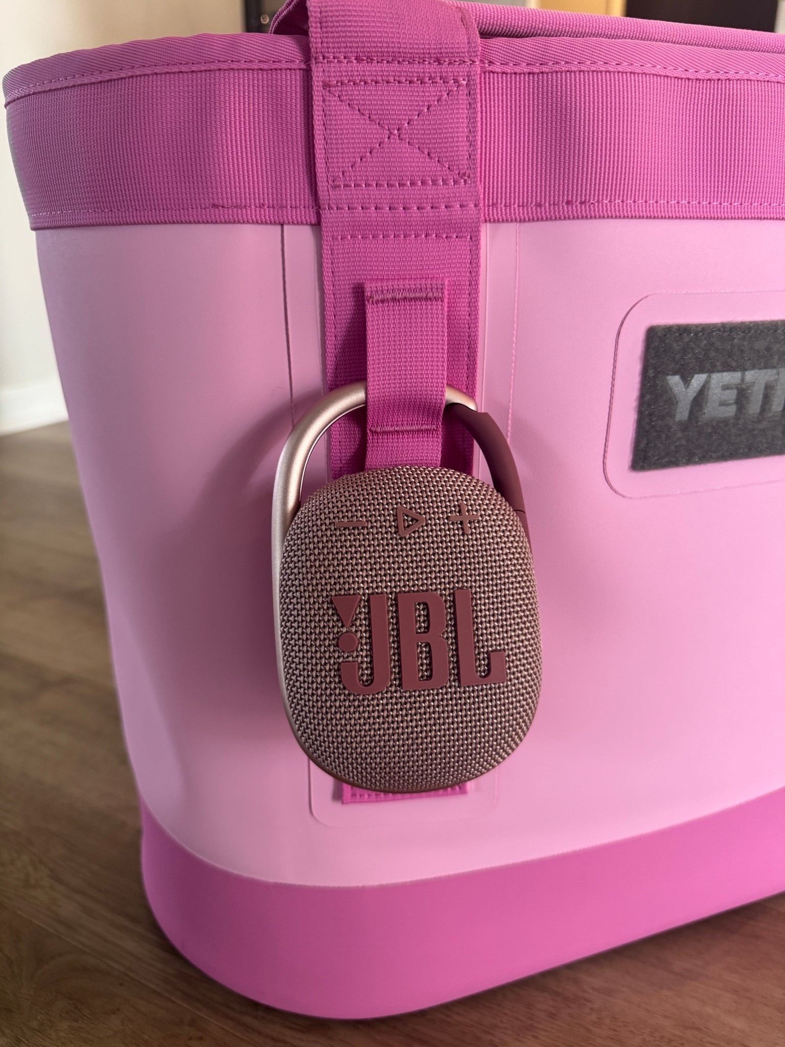 Adding accessories to the Mom Tote 🩷


#sportsmom 
#momlife
#softballmom #soccermom #basketballmom #JBL #MomFinds 

#LTKFamily #LTKActive #LTKKids