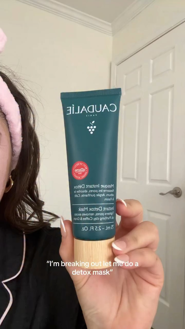 Miss Caudalie you didn’t have to go so hard 😟 

🔗 on my ltk 

@caudalie @caudalieus #detoxmask #porestrip #caudalie #facemask #pores