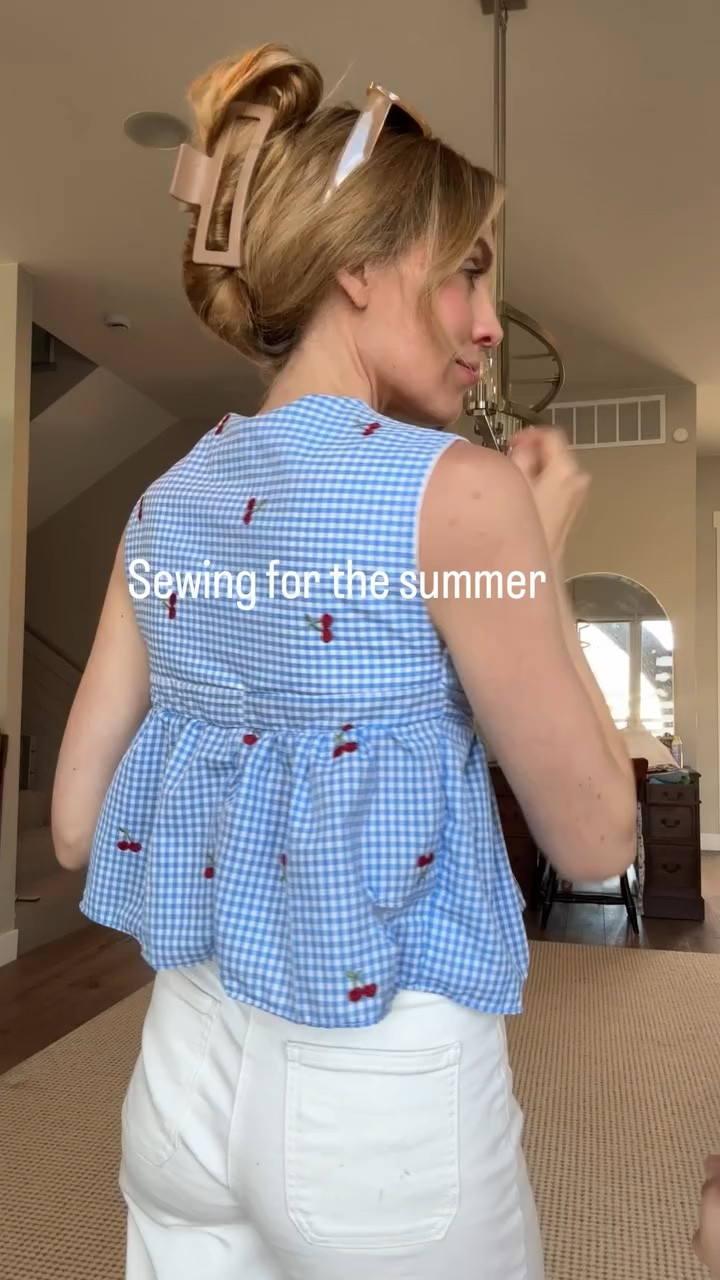 I plan on sewing a few light weight tops for the summer! Some matching my girls ( like this one). 

#gingham #sewing #sewatop #mommyaneoutfits #sewist