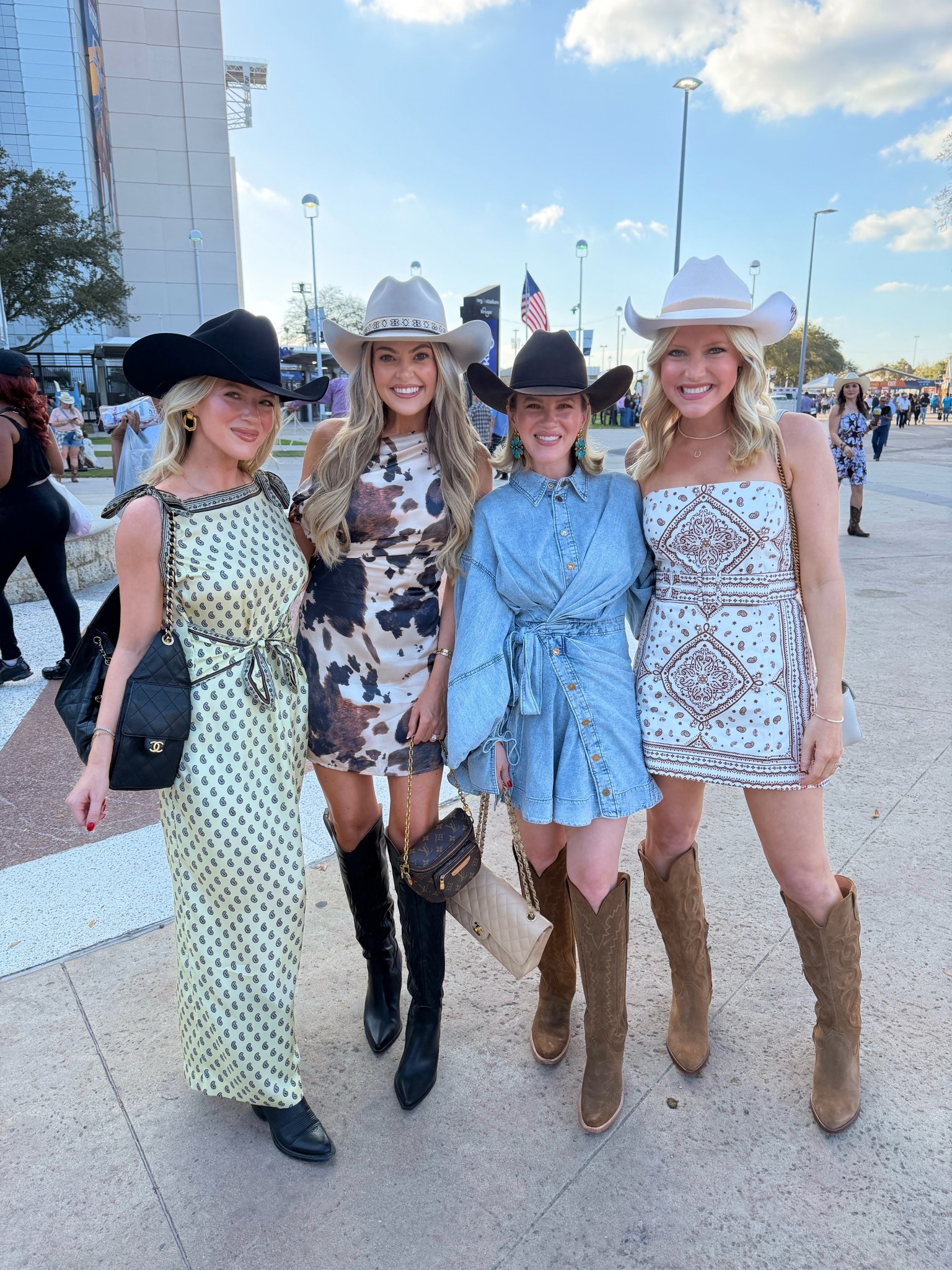 let’s rodeoooooo 🤠 my dress is from @Pell_1990 (brand is Sophie The Label) — linking similar options! hat is custom from Kemo Sabe & boots are from vici (code: JESSICASAVE35) 


western, houston rodeo, rodeo houston, cowboy boots, date night, country concert, cow print, rodeo looks 

#LTKSeasonal #LTKootd