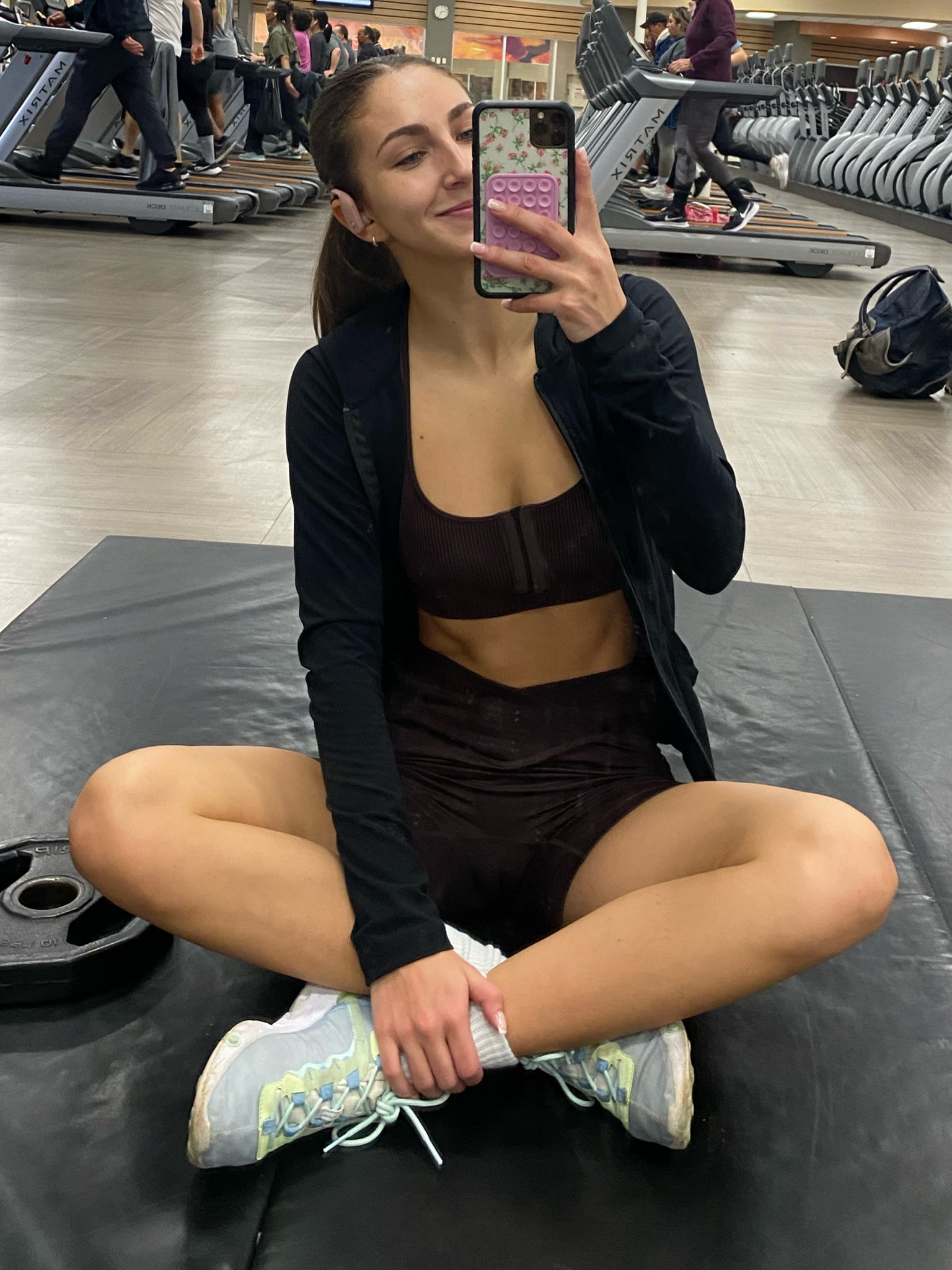 Workout Fit 🏃‍♀️ 
•
•
•
Fitness | workout clothes | workout shoes | running shoes | sets | workout sets | headphones 