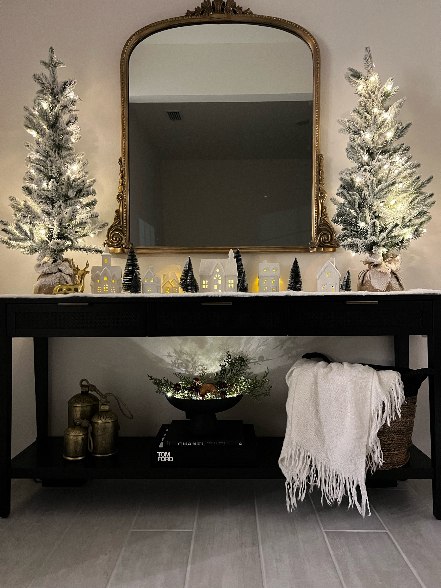 Entryway table decor 🎄 My black entryway table is Out of Stock but as soon as it becomes available I will update. Follow me so you don’t missed anything. 

#LTKHoliday 

#LTKhome #LTKSeasonal