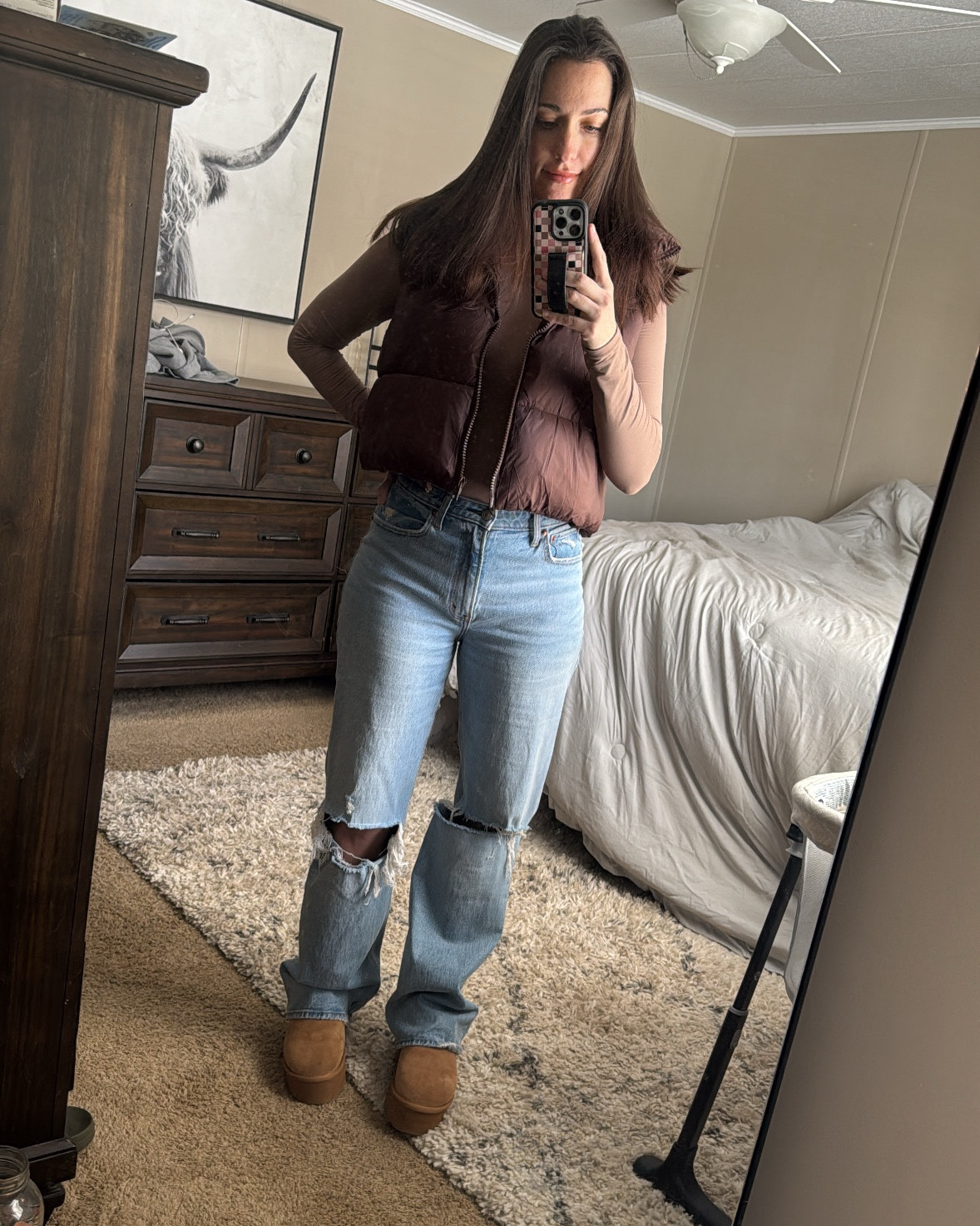 Flattering long sleeve bodysuit from Amazon paired with a cropped puffer vest (also from Amazon!).  With curve love jeans from Abercrombie!

Casual | Postpartum | Outfit | Winterr