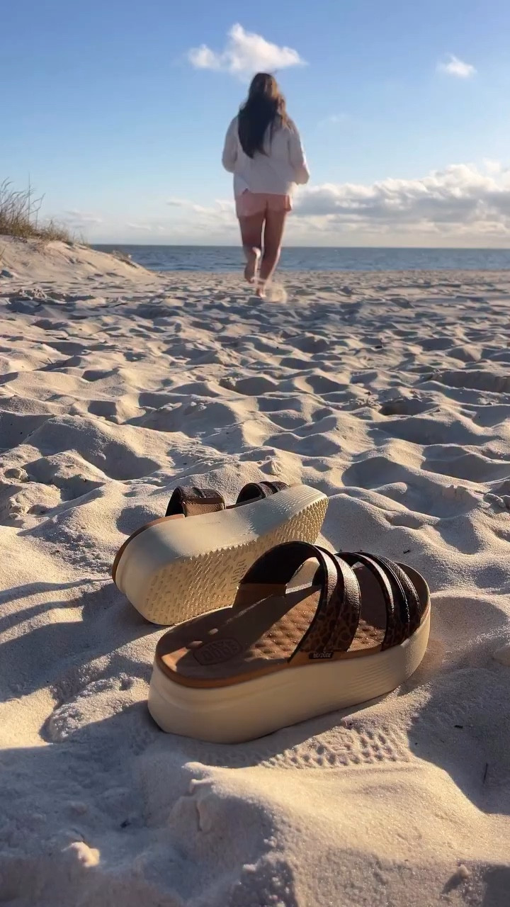 meet your new favorite summer sandal 🌊 #ad the new @heydude Austin platform sandal is so comfy and perfect for traveling, casual wear and days to the beach. It literally feels like you’re walking on a cloud! 

say DUDE in the comments for link!🔗🌴 #HEYDUDESandals #HEYDUDEPartner