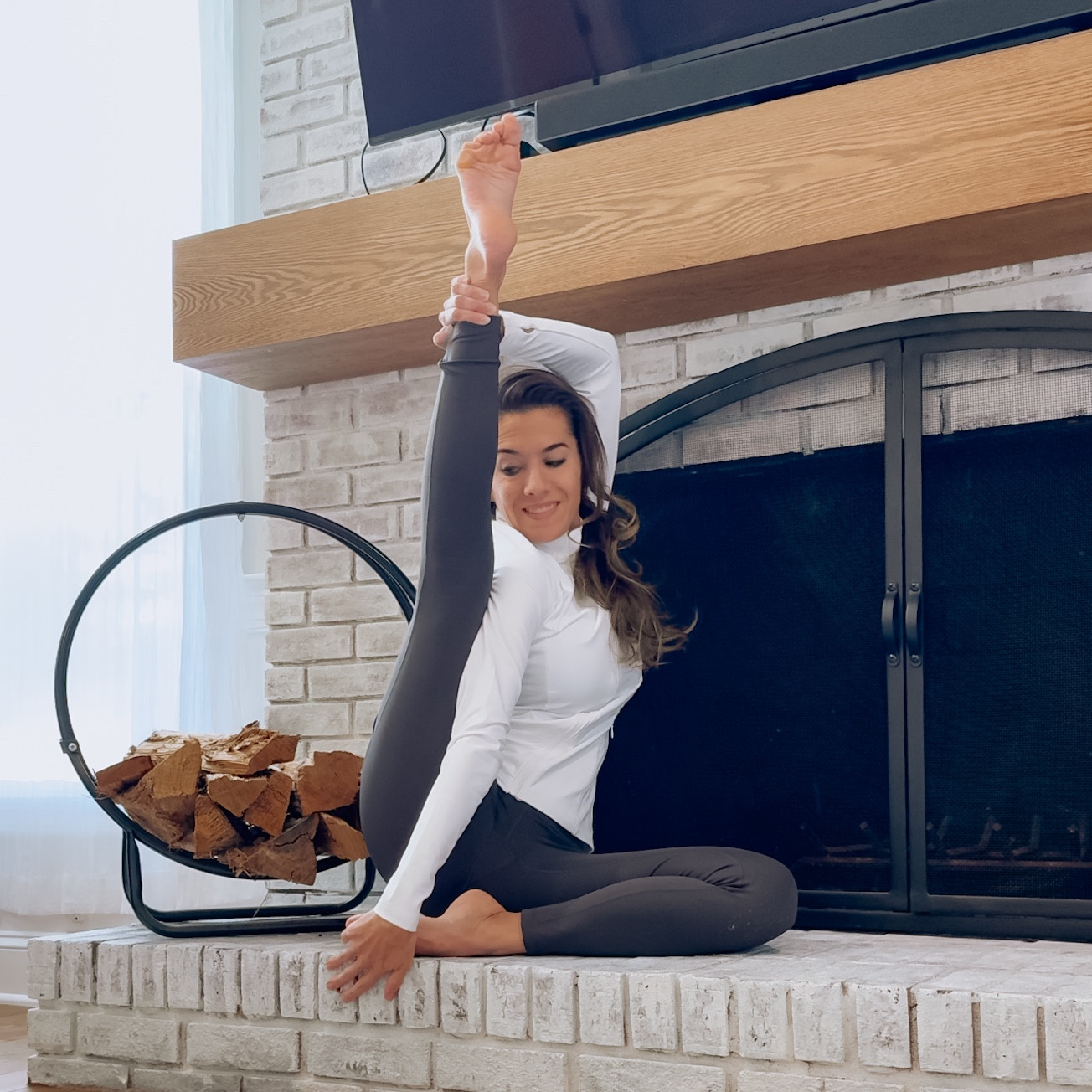 🧥 I love this IBKUL jacket yo keep me warm and protect my skin
👖 These IUGA buttery-soft leggings with pockets allow me yo move while still being function
🪵 what’s a fireplace without a log holder?

#LTKOver40 #LTKHome #LTKActive