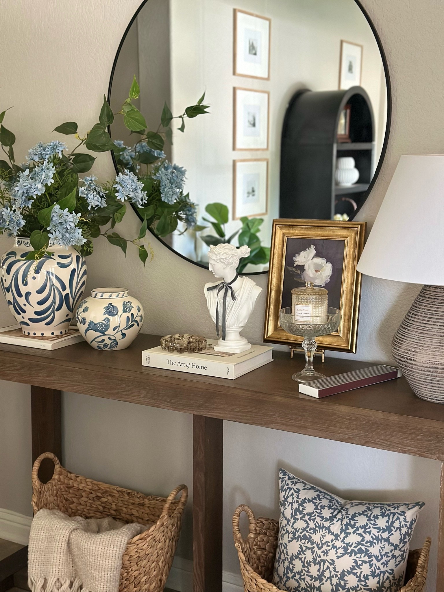 I just LOVE how I styled this entryway! Linking everything! 🖤🖤

#LTKHome #LTKSeasonal #LTKSaleAlert