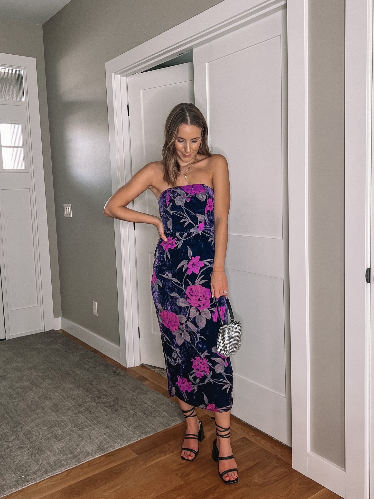 Fall wedding guest dress🍂 this velvet midi is under $80 and comes in a few colors. Wearing a size xs 

Wedding guest dress / fall wedding / velvet / floral dress / lulus 



#LTKfindsunder100 #LTKwedding