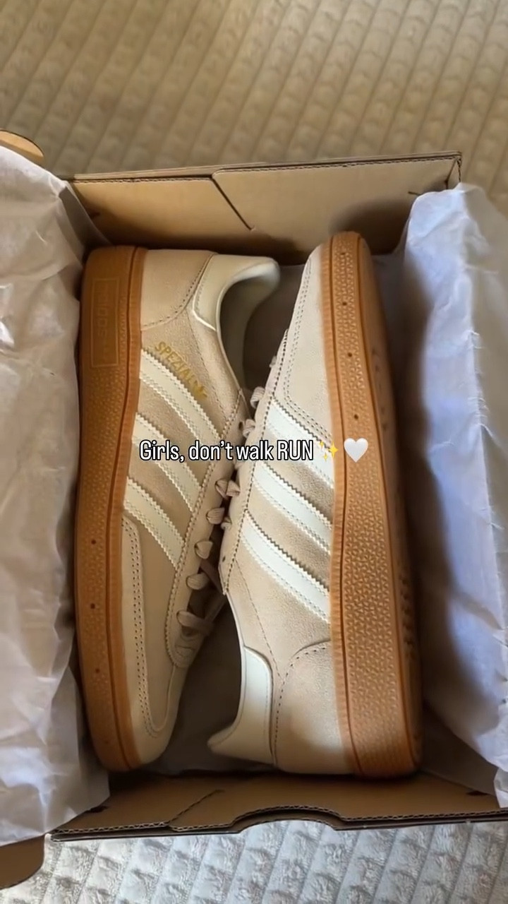 RESTOCK - Comment RESTOCK to shop / Kommentiere RESTOCK für den Link 

Folgt für mehr @sheglamms 

Ad 
#sneaker #adidas #adidasspezial #beige #spezial