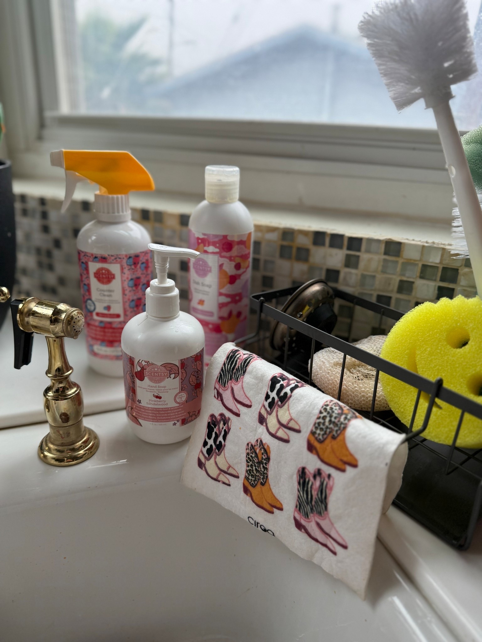 If your sink is.cluttered...you NEED this #clutter #kitchenclutter #organization #kitchenorganization

#LTKHome