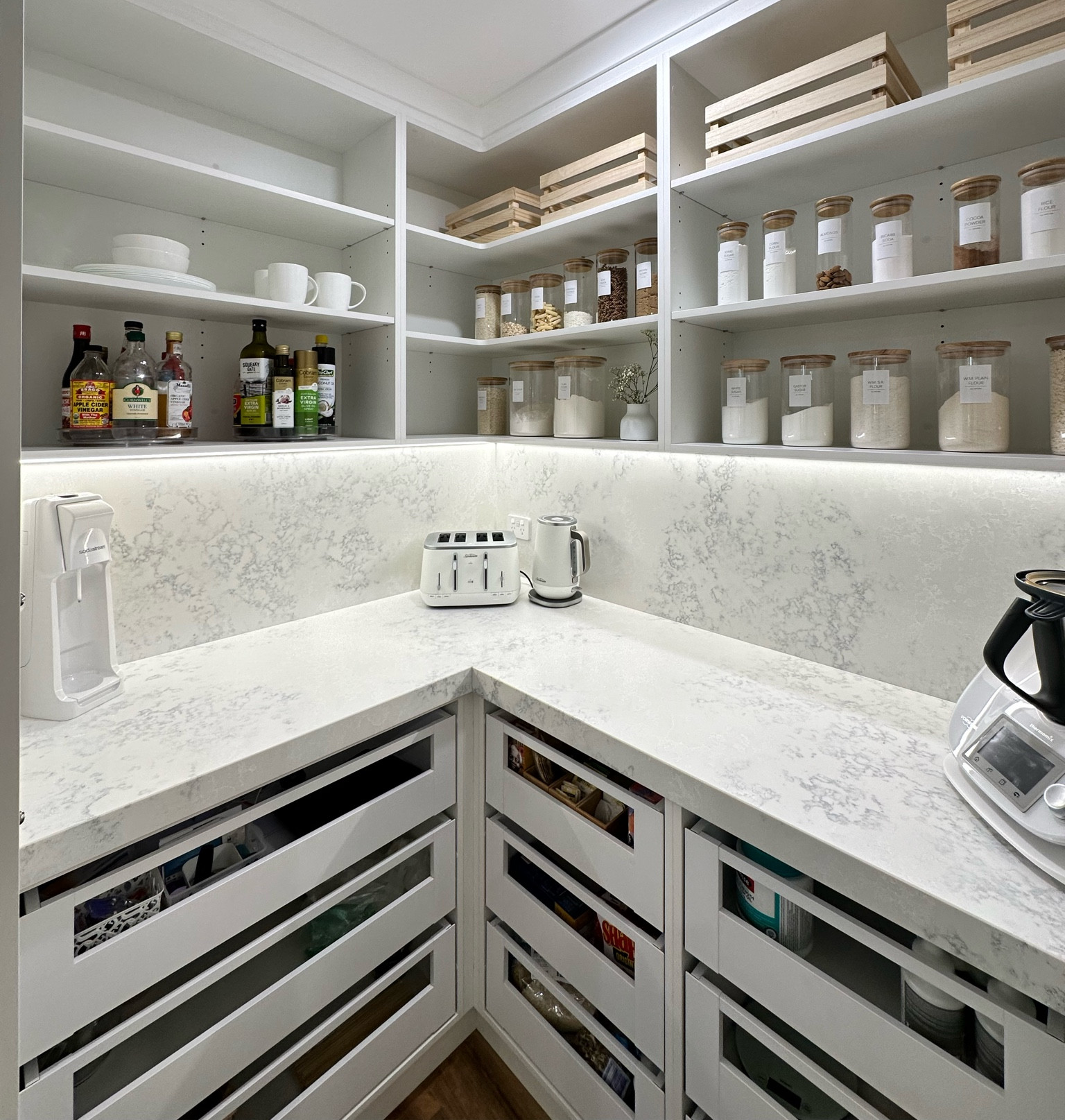 Diamond Creek pantry reveal.

Toaster & kettle - Sunbeam
Jars & wooden crates - Kmart
Lazy Susan - Bunnings
Pantry Labels - I made myselff

#LTKaustralia #LTKhome