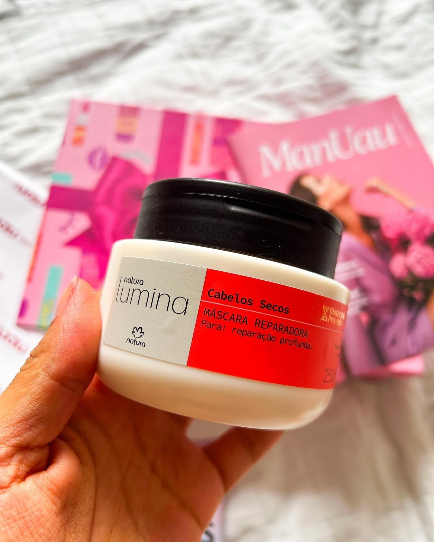 A máscara para cabelos secos Natura Lumina chegou na @uauboxbr de Outubro 2024. Este é o segundo produto desta linha que recebo na melhor box de beleza. Esta é uma linha bem completa específica para cabelos secos. Por isso propõe oferecer cuidado e nutrição.

A máscara reparadora Natura Lumina possui Biotecnologia Pró-teia. Mas também possui ativos que nutrem e revitalizam os fios. Este é um tratamento que repara profundamente os cabelos. Garantindo então 2 vezes menos pontas duplas. Age em apenas 3 minutos e pode ser usado de 2 a 3 vezes na semana.

Resenha completa no site ( link na bio - CHARME-SE.COM)

CUPOM 10% UAUBOX 👉🏽 BENVINDO 

#cabelocacheado #transiçaocapilar #cachospoderosos #cacheadas #dicasdebeleza #cacheadas #transiçãocapilar #cabelosaudavel #cabelolindo #cabelolongo #natura #cabeloseco #cabelocrespo #cabeloafro #cabelotratado #cabelobonito #cabelodossonhos #cabelosnutridos