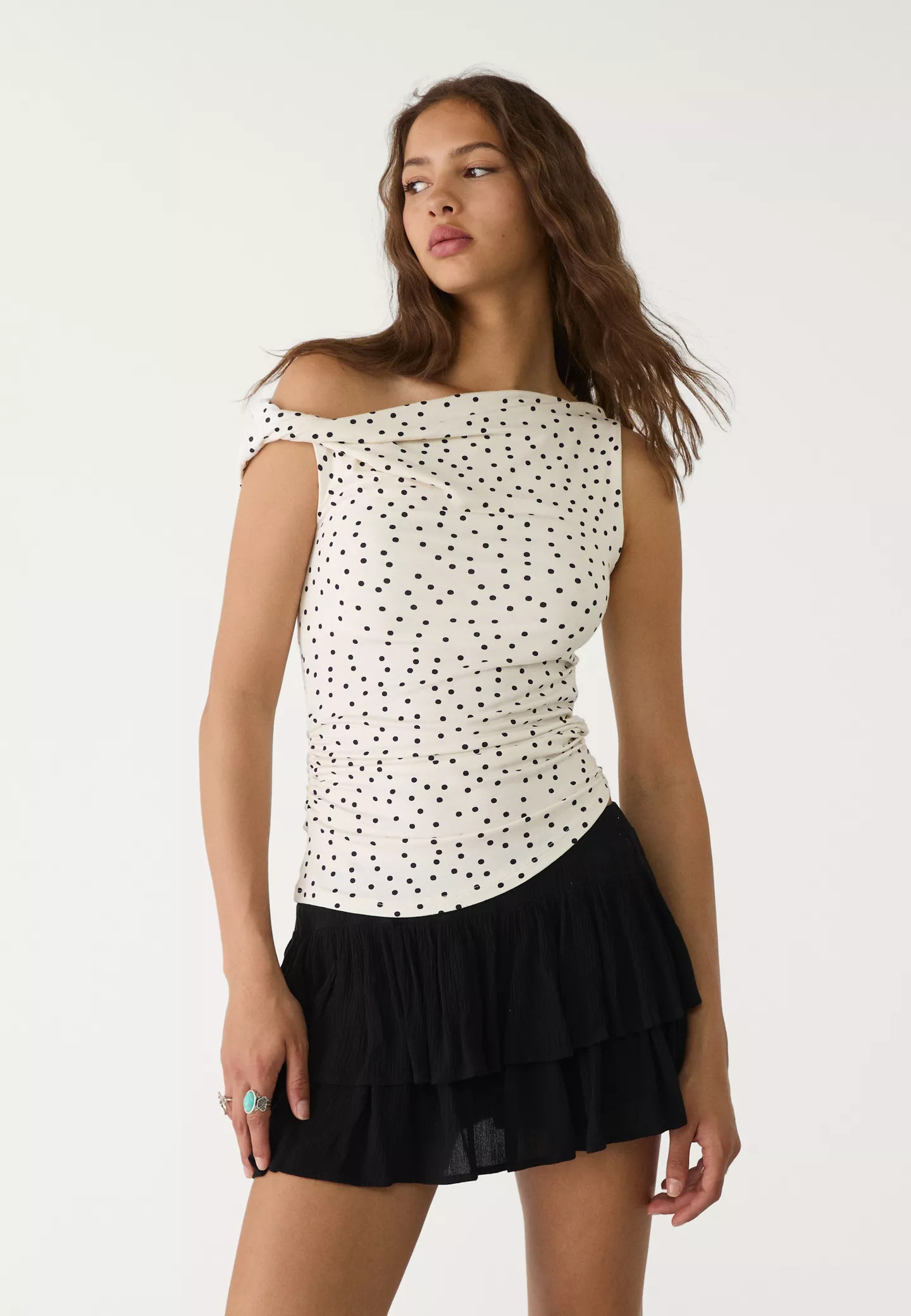 T-shirt asymétrique fronces à pois | Stradivarius (FR)