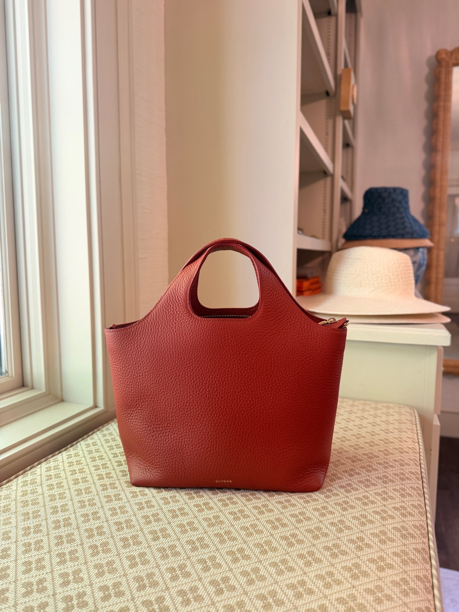 How pretty is this leather @Cuyana bag?! 🍅😍