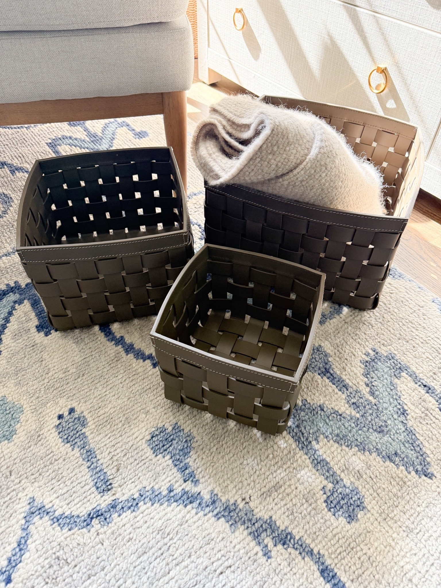 How gorgeous are these woven leather baskets from @Quince?! They come as a set of three in two colors and are such a good way to organize. Use them for books, toys, blankets, pillows — pretty enough to leave on your living room floor!