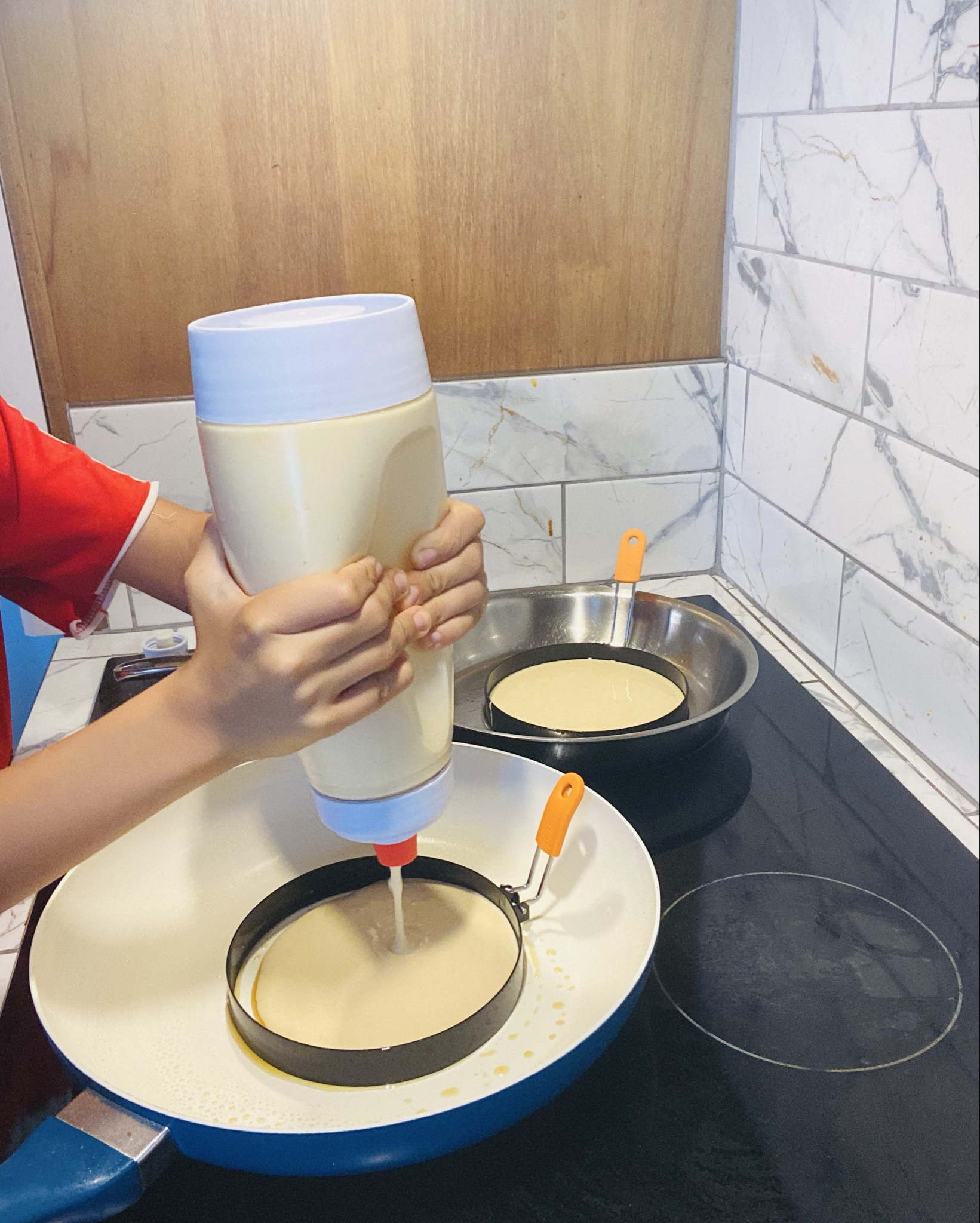 Pancakes batter dispenser bottle mixer 