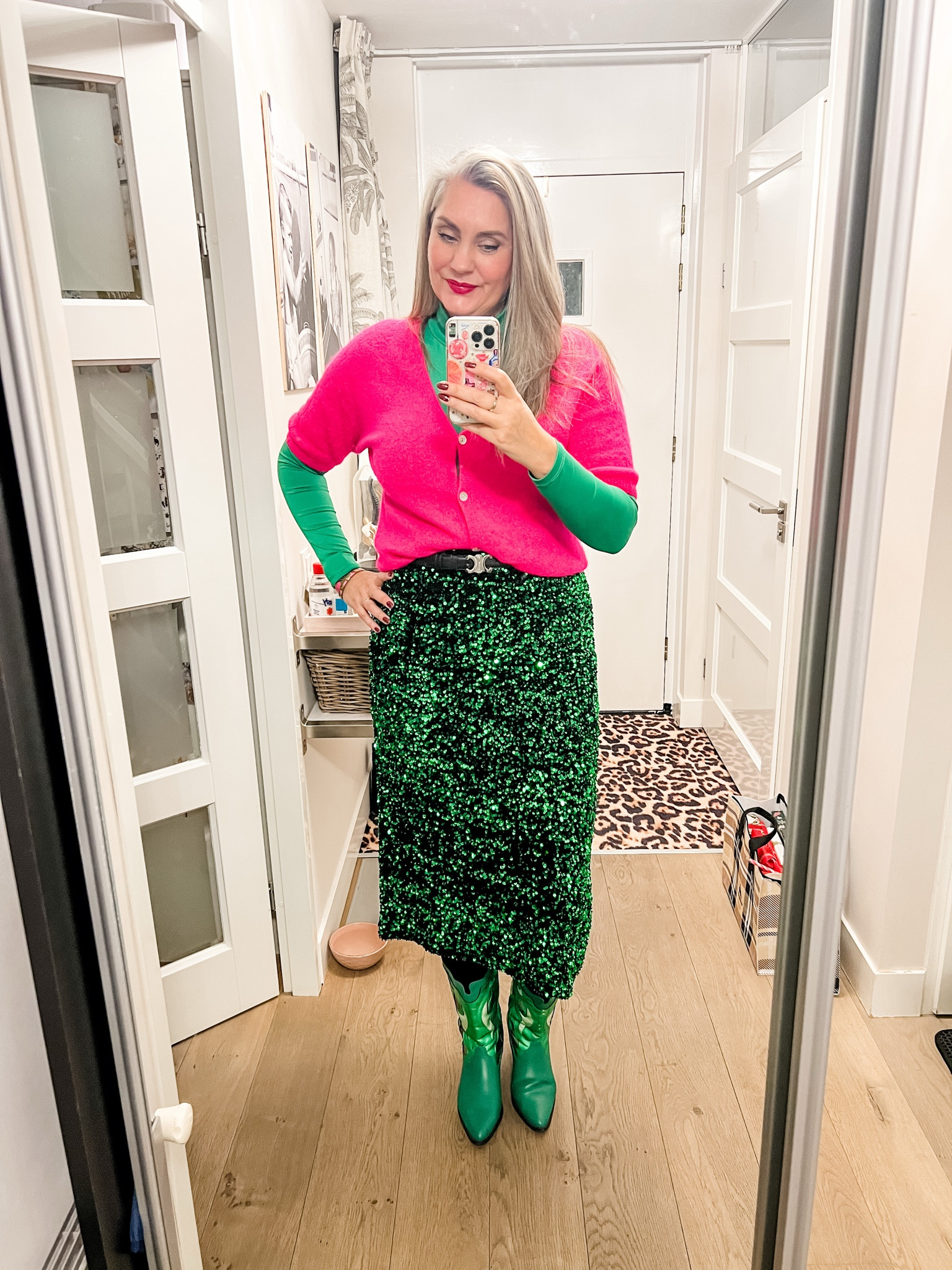 Ootd - Saturday. Out for dinner with my bil and sil. Wearing a hot pink short sleeve cardigan (local boutique), over a green turtleneck (HEMA, ly), paired with green sequin midi skirt (Shoeby, c) and green cowboy boots (old Sacha). 



#LTKwinter #LTKeurope #LTKnederlands