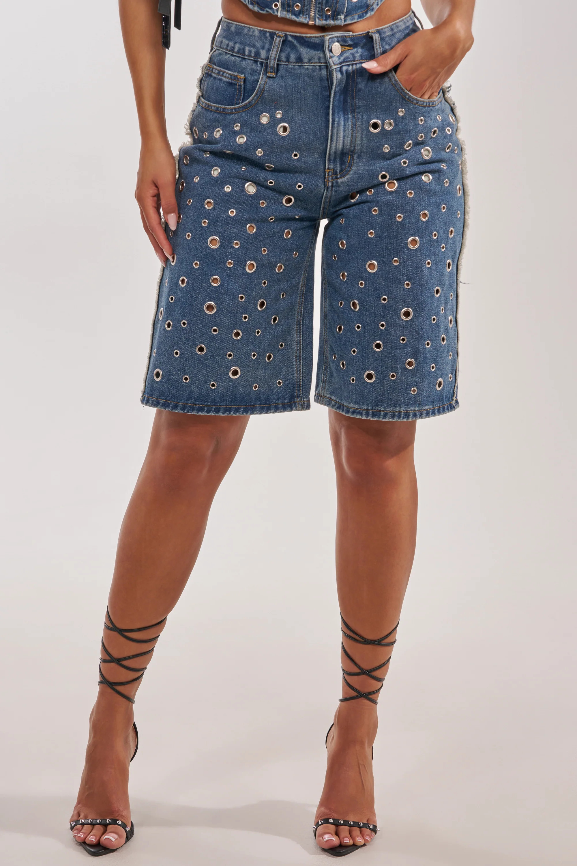 AKIRA Taylor Denim Bermuda With Grommet | Size Large | AKIRA