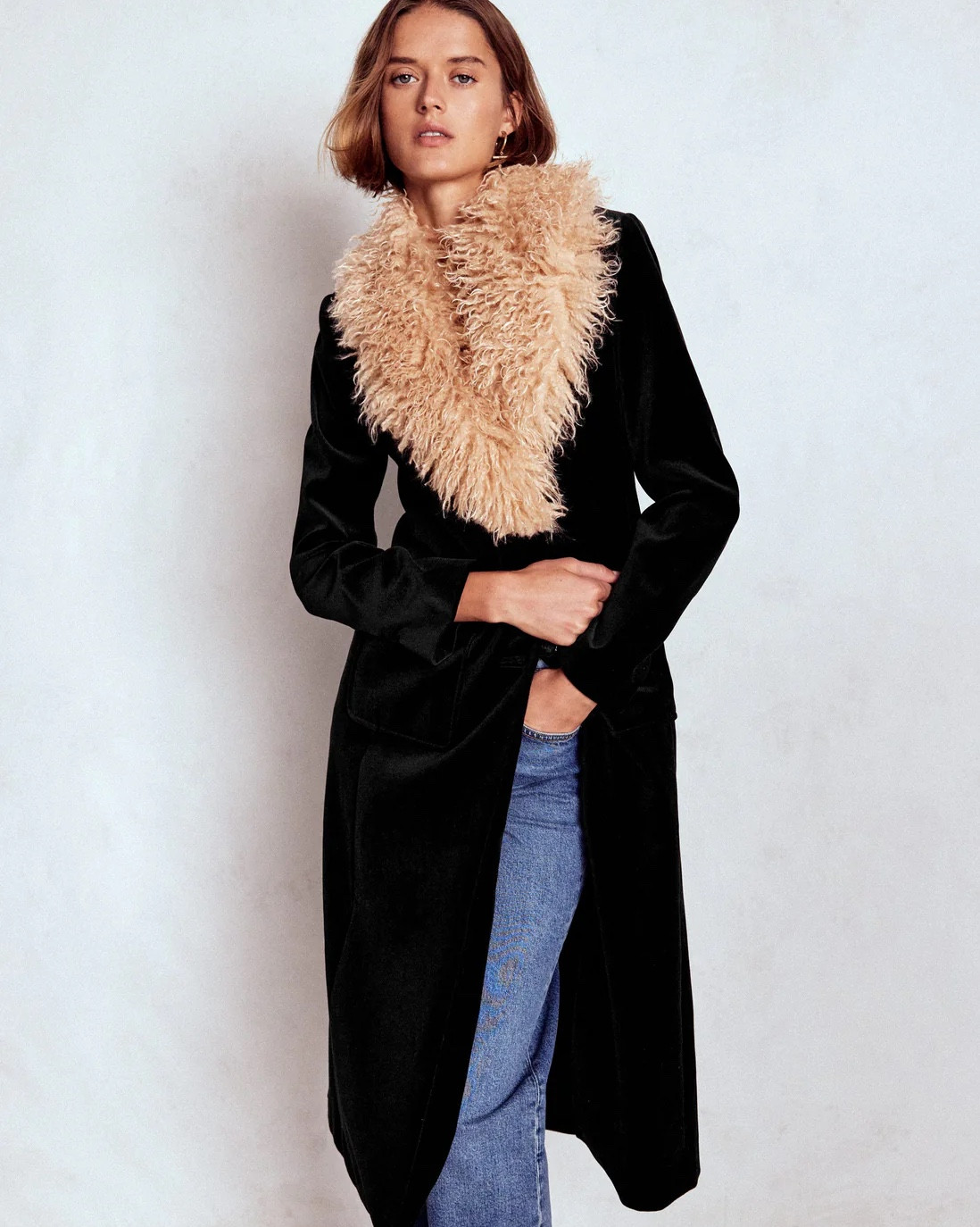 This Boden coat has me in an actual chokehold.
If I buy one coat this year… it will be this one.

It’s a long black trench with the most luxurious detachable faux-fur collar, and it’s giving straight Almost Famous energy — effortless glam, a little rock-and-roll, and perfect for every winter outfit I have planned.

It’s one of those pieces that instantly make feel like the main character. If you’re looking for a statement coat that still feels timeless, this is the one. 🤎✨
#BodenStyle #WinterCoatEdit #StatementCoat #AlmostFamousVibes #LTKFashion #LTKStyle #LTKSeasonal #ChicStyle #ColdWeatherOutfits #TrenchCoatSeason #FauxFurCollar #TasteStyle #OuterwearObsession
