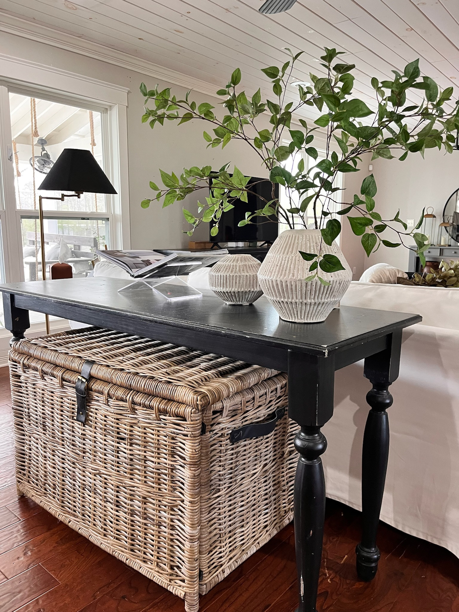 Living Room Entry Way

Entry way  living room decor  living room inspo  wicker basket  wicker chest  black console table  entry table  lamps  vases  neutral home inspo  VintagePickin 

#LTKHome #LTKStyleTip