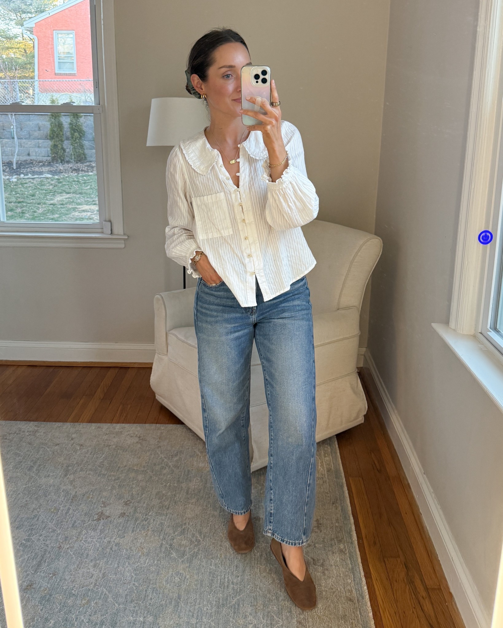 Loving these Madewell barrel jeans. Just a slight barrel - not to crazy. Wearing a 26 and they’re a little loose but in a comfy way. 