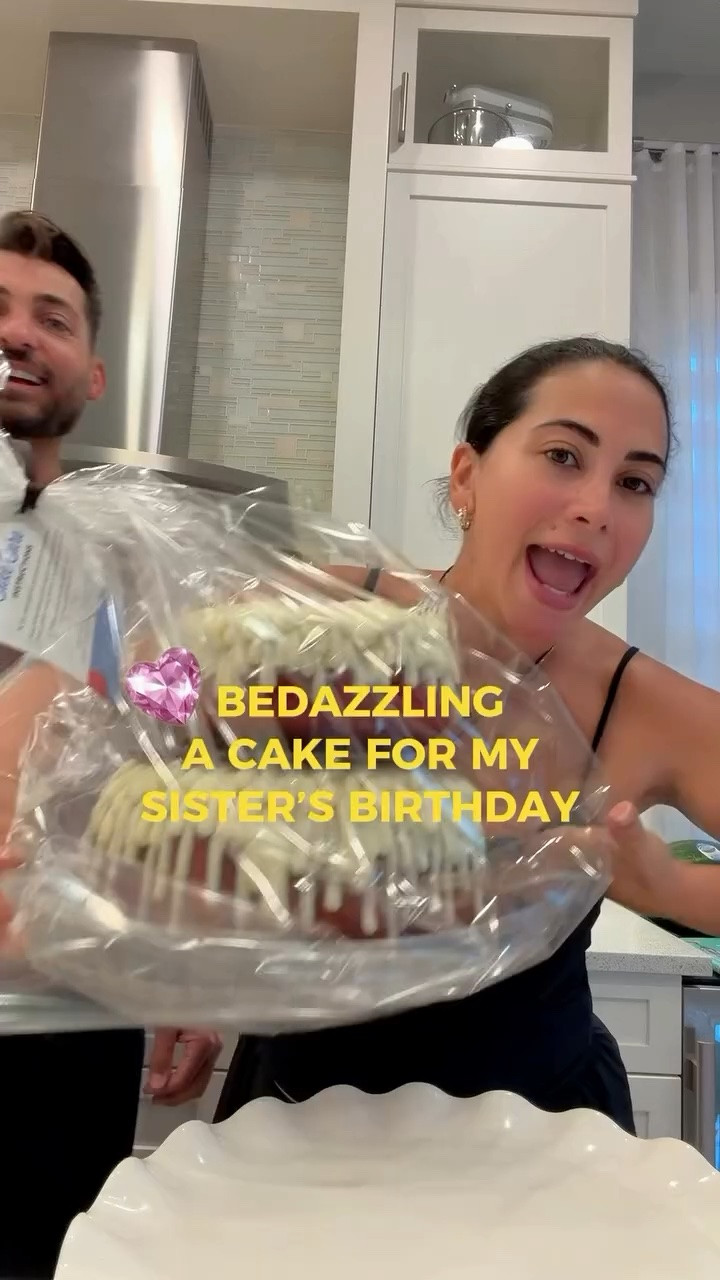 Let’s bedazzle a cake for @nagam_z birthday 💎✨🎂

#sisters #family #bedazzled