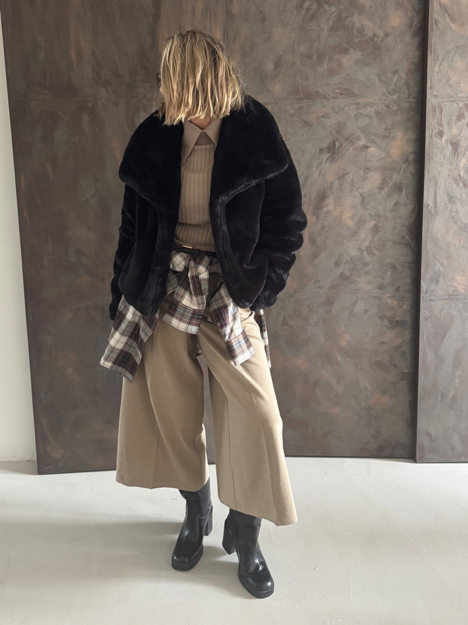 Dailylook in Layering mit Hemd um die Hüften gewickelt 
Dazu eine Fake Fur Jacke 

#LTKwinter #LTKautumn #LTKstyletip