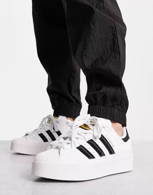 adidas Originals – Superstar Bonega – Sneaker in Weiß und Schwarz mit Plateausohle | ASOS (Global)