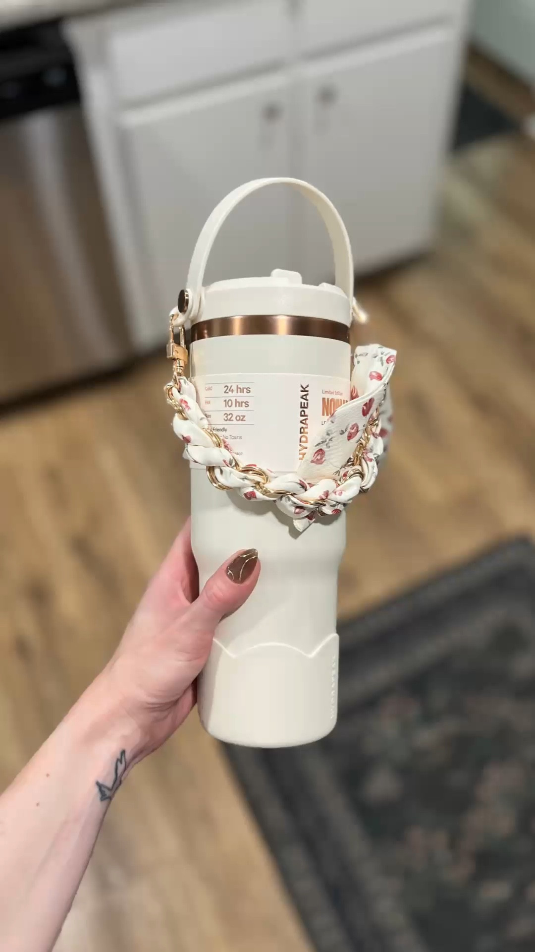 This Hydrapeak 32oz insulated water bottle keeps drinks cold for 24 hours and hot for 10. 

Leakproof stainless steel with a convenient carry handle — perfect for moms on the go, car rides, workouts, and everyday hydration. 

Loving this neutral aesthetic too.

#LTKselfcare #LTKdayinmylife #LTKfitnessgoals