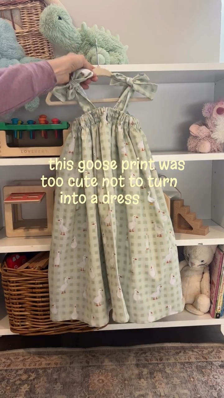 sewing the sweetest little dress together 🤍

#sewing #toddlerdress #girlmom #craft #gooseprint