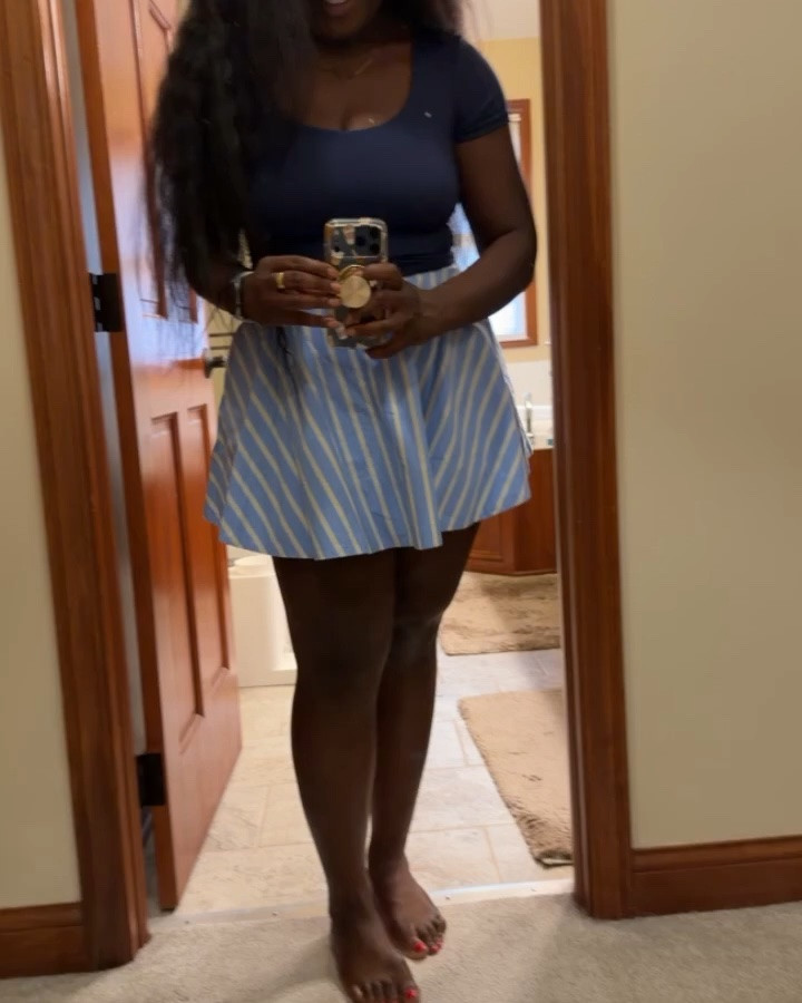 @abercrombie This little skort was the moment today 💙🩵🤍

#midsize
#skort
#ootd
#dailyfit

#LTKootd #LTKMidsize #LTKSaleAlert