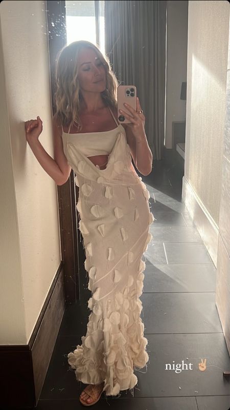 Shop Kristin Cavallari’s white embroidered embellished maxi dress


#LTKsalealert #LTKstyletip #LTKwedding