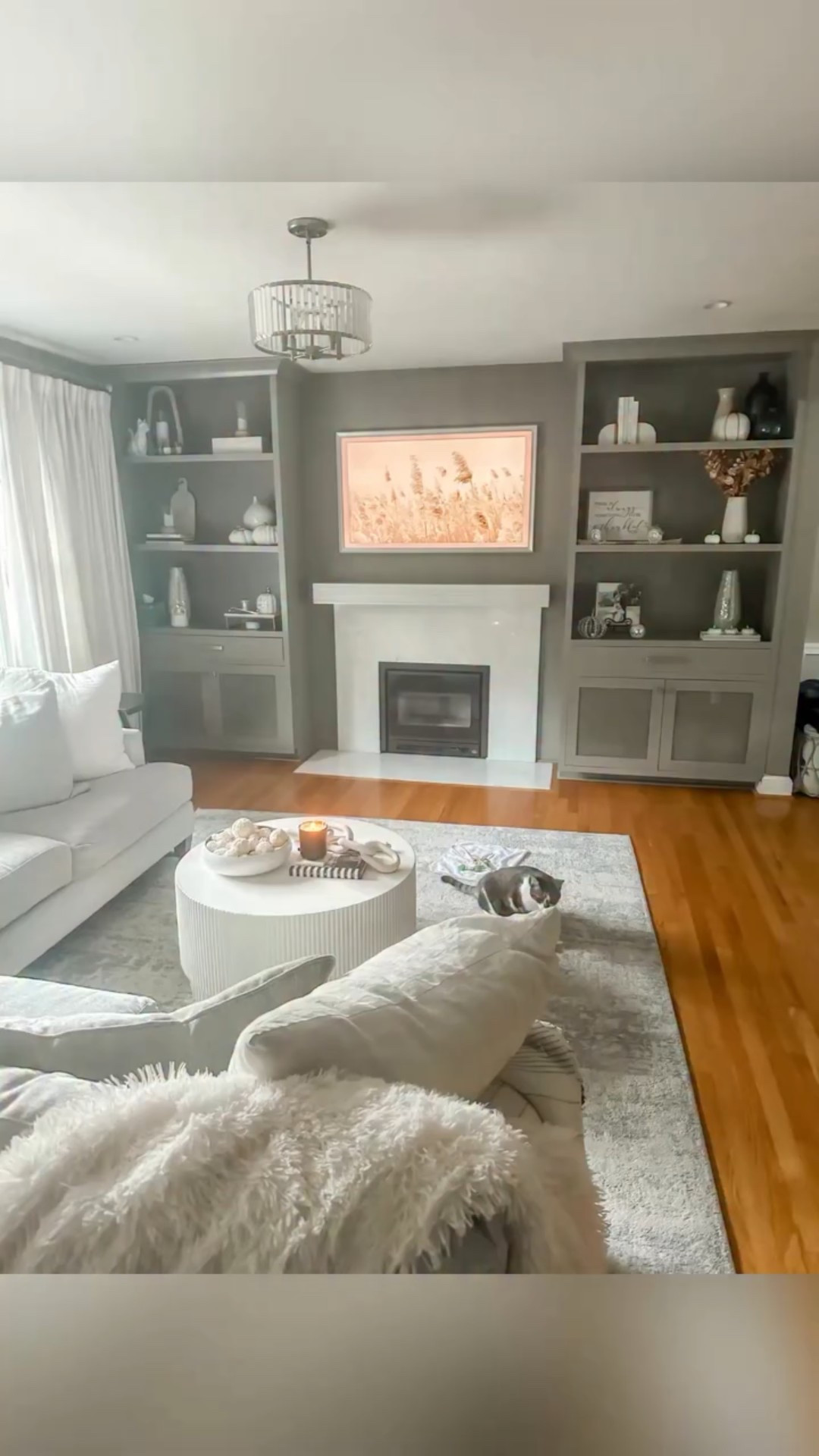 Cozy Vibes are in🍂
While I am not ready for cool temps I love what this season brings. Warm scents 🕯️, the change in scenery leaves 🍁 and the decor.

Comment FALL DECOR for a 🔗 to my blog where I rounded up all the fall decor and lots of it is on sale 🤎

Are you team fall decor or team spooky decor?

#ontheblog #falldecor #falldecorating #allthingsfall #cozyvibes #catmom #catsofinstagram