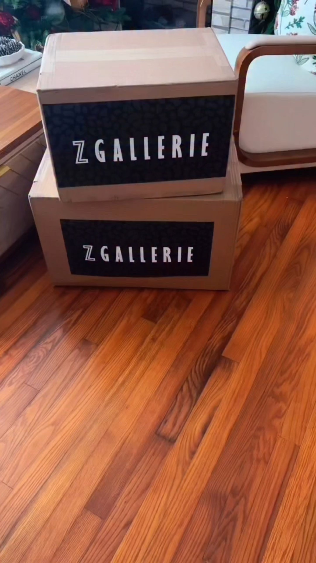 🖤 Cuando un solo accesorio cambia toda la vibra del espacio…
Este jarrón con textura escultórica le da ese toque moderno y elegante que yo amo.
Minimal, chic y con presencia. ✨

#HomeDecor #DecorInspo #ModernDecor #InteriorDesign #ZGallery #AestheticDecor #DecorTrends #LuxuryVibes #HomeStyle #vasedecor 
  #MyZGallerie #ModernLuxury #interiordesigngoals