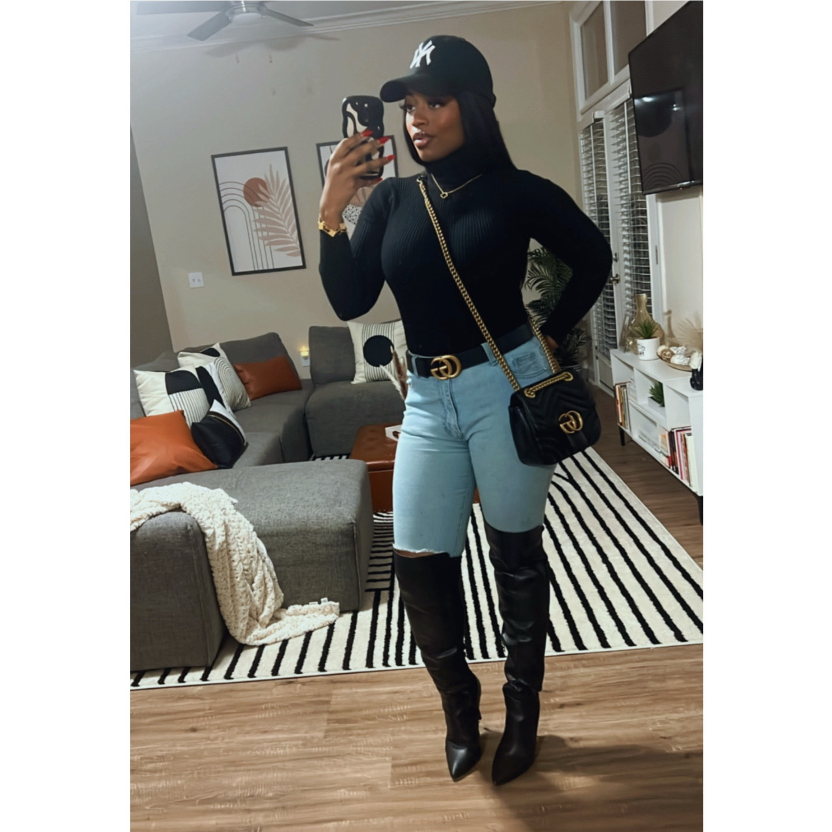 Can’t go wrong with a fitted turtleneck, jeans, thigh high boots and a baseball cap 🖤😉

#datenightlook #ootd #winterstyle #ltkboots #sweaterweather


#LTKStyleTip