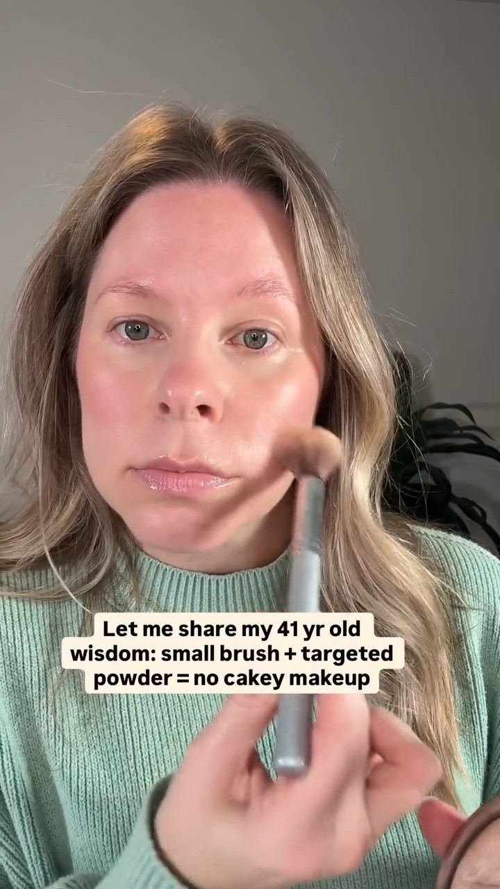 As a 41 yr old makeup artist, the best thing that I did for my makeup was to apply powder with a small brush and ONLY in the areas that I actually need. Have you tried this yet? Let me know if you’d like a tutorial. As always, follow for more easy and everyday makeup.

Using one of my favorite powders by @lauragellerbeauty (great for mature skin). Happy to share it with you, just let me know in the comments! 

#makeupformatureskin #makeupforbeginners