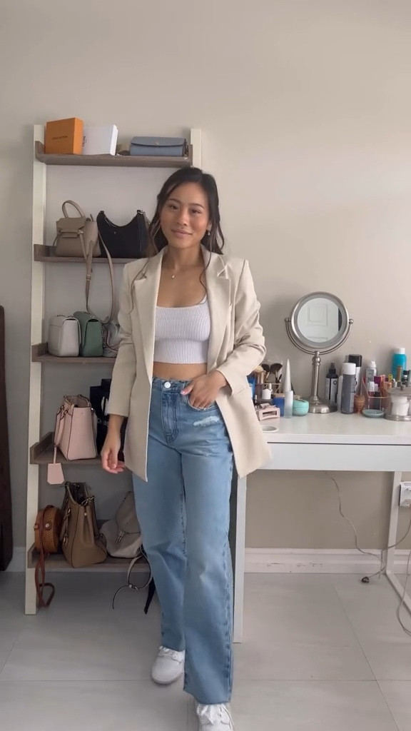 oversized jeans, high waisted jeans, straight jeans, casual outfits, model off duty, minimalist outfit 
