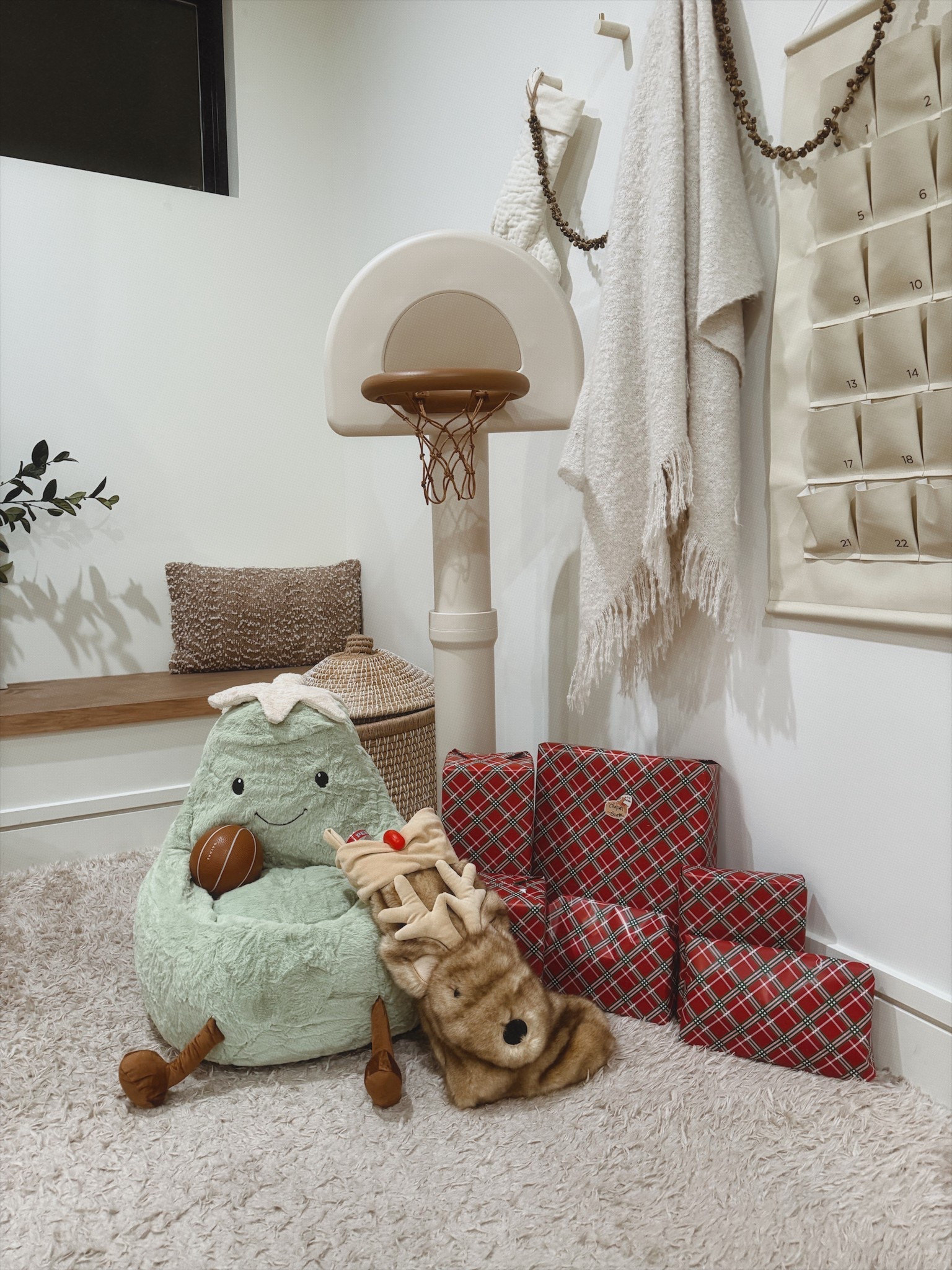 Chair, hoop, and advent details 🫶🏻