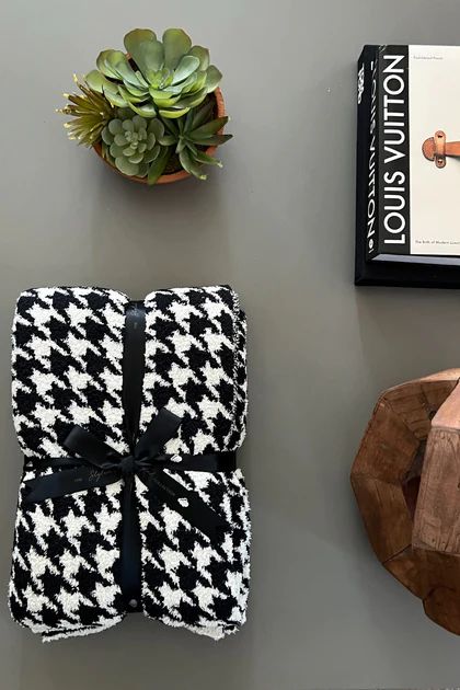 Houndstooth Buttery Blanket | The Styled Collection