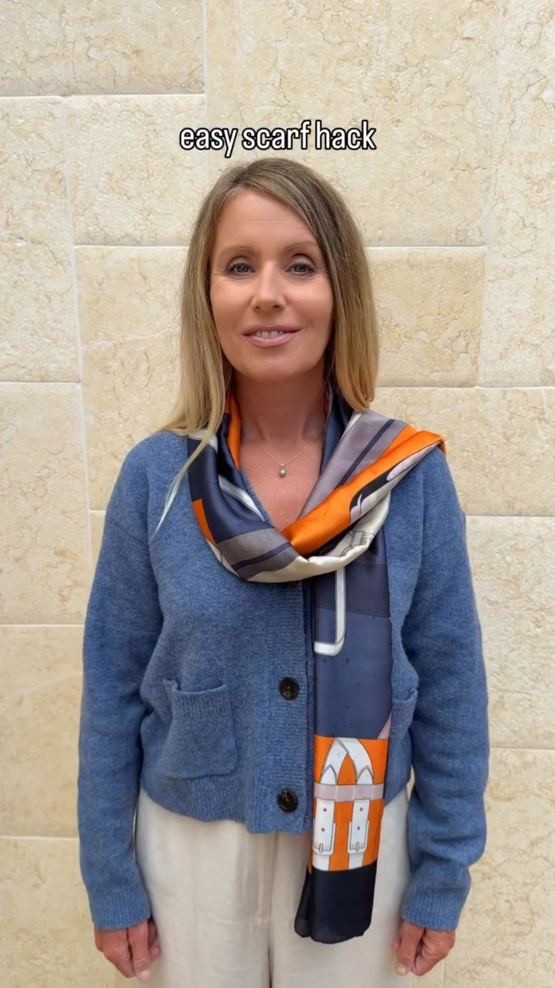 Simple trick to style a scarf with a cardigan! Yes or no ? ( vote in poll) 

#howto #scarfhacks #fashionhacks