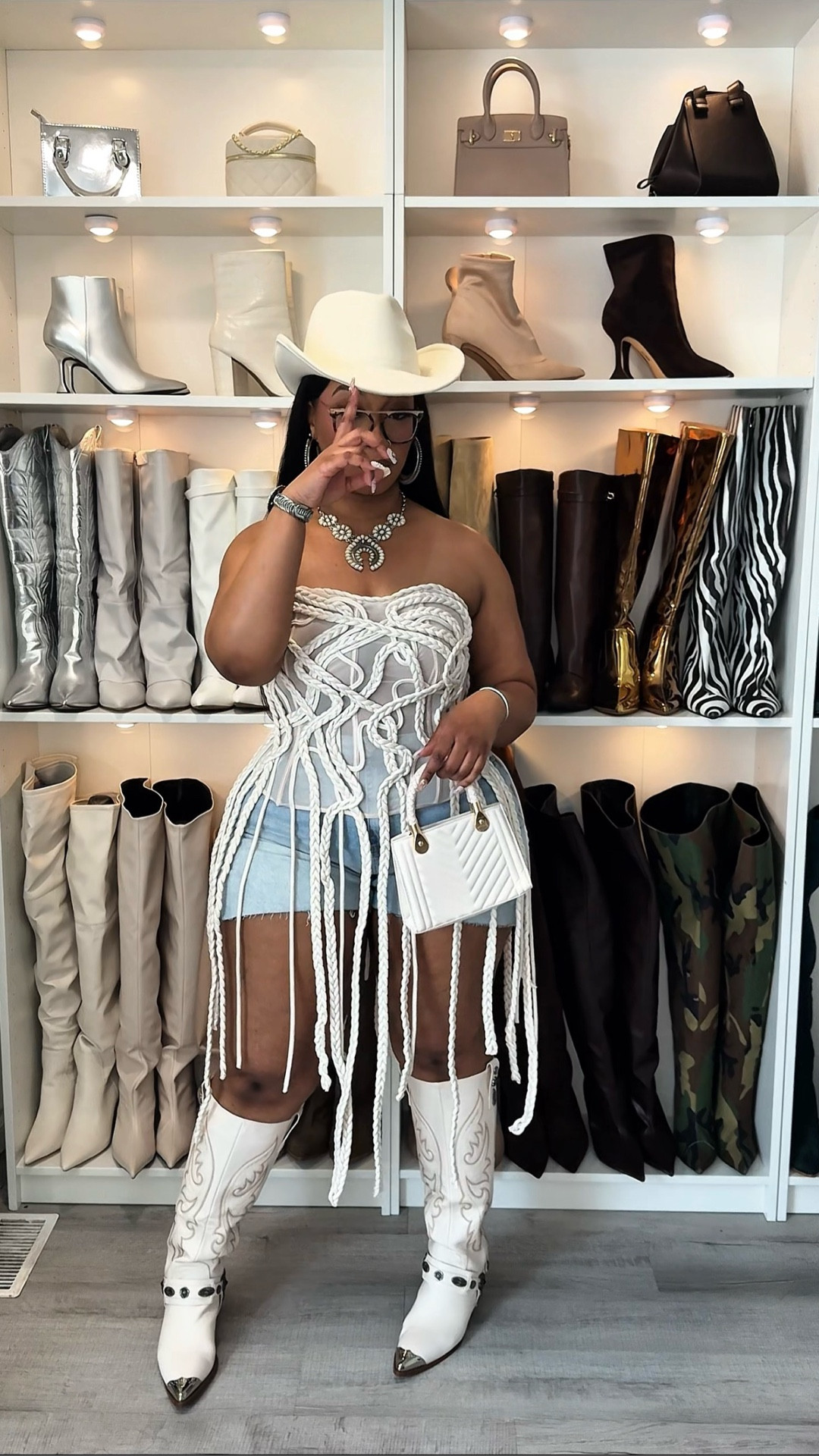 Hey Beauties 🩷

I heard y’all was looking for rodeo looks and @AKIRA  did not come to play 😫🙌🏽🤭 I also tagged a similar look from them that’s available in black 🖤

Top XL
Shorts 1X

#LTKgrwm #LTKMidsize #LTKootd