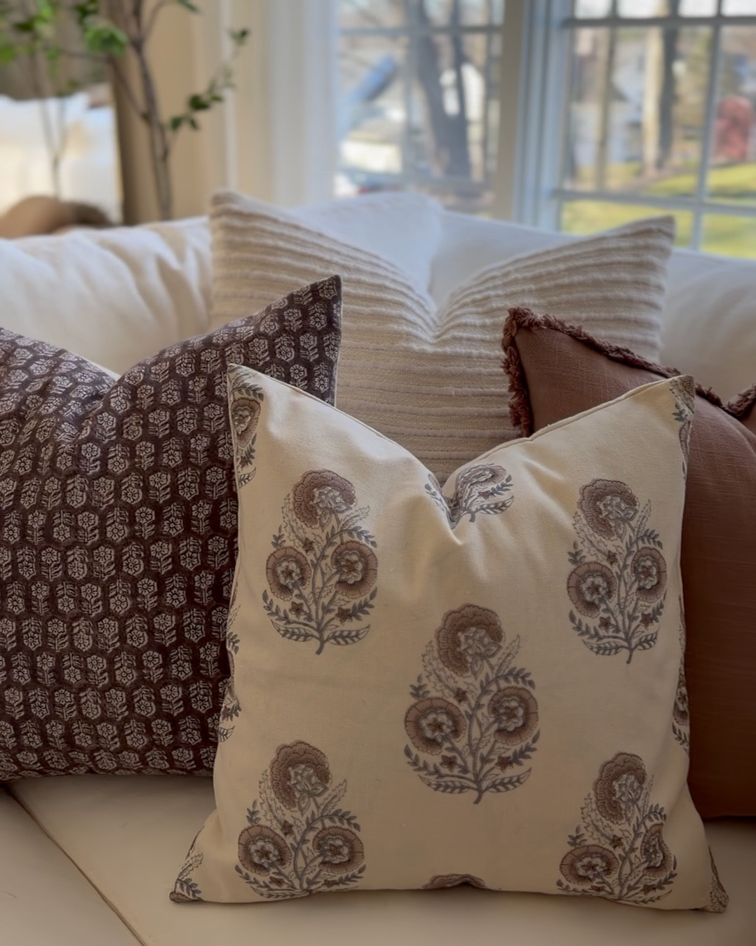 spring living room refresh (with neutral decor that works all year round! 😉)

feat. brown & cream neutral throw pillow combos 🌸 

need a housewarming gift or a gift for a hostess? 
   👉🏻 decorative accent pillows make great gifts! 🙃


.
.
spring decor | modern farmhouse decor | neutral aesthetic | neutral pillow combo ideas | cottagecore | cottage chic style | modern home finds | modern farmhouse inspired pillows | summer living room decor | pottery barn inspired decor at budget-friendly prices!

#LTKSaleAlert #LTKSeasonal #LTKHome