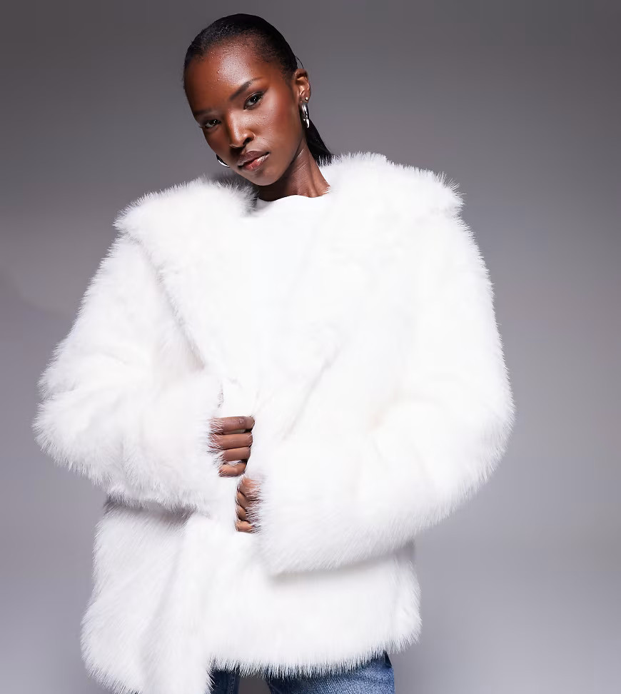 The Frolic – Exklusiv – Kapuzenjacke aus Kunstpelz in Creme-Weiß | ASOS (Global)