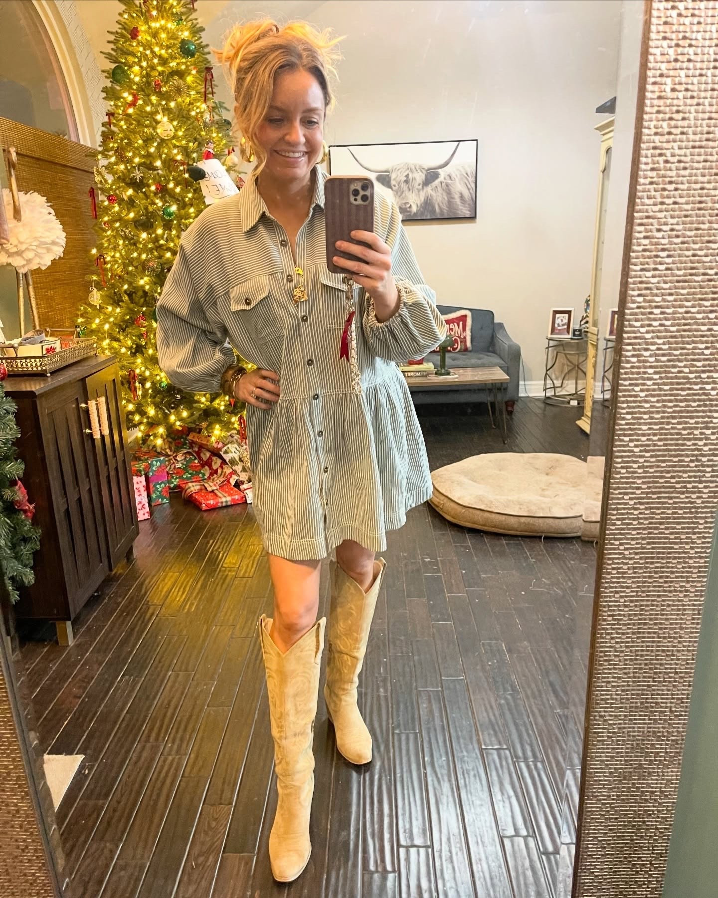 Easy, comfy, and styled with intention 🤍
This striped dress was such a good find from @storied_kc —the kind of piece you can dress up or down year-round. Paired it with my go-to boots (truly a staple) and mostly thrifted jewelry for that lived-in, collected feel. The only thing not thrifted? My new watch, a very special Christmas gift from my bosses 🎄⌚️

#ootd #thriftedfashion #boutiqueshopping