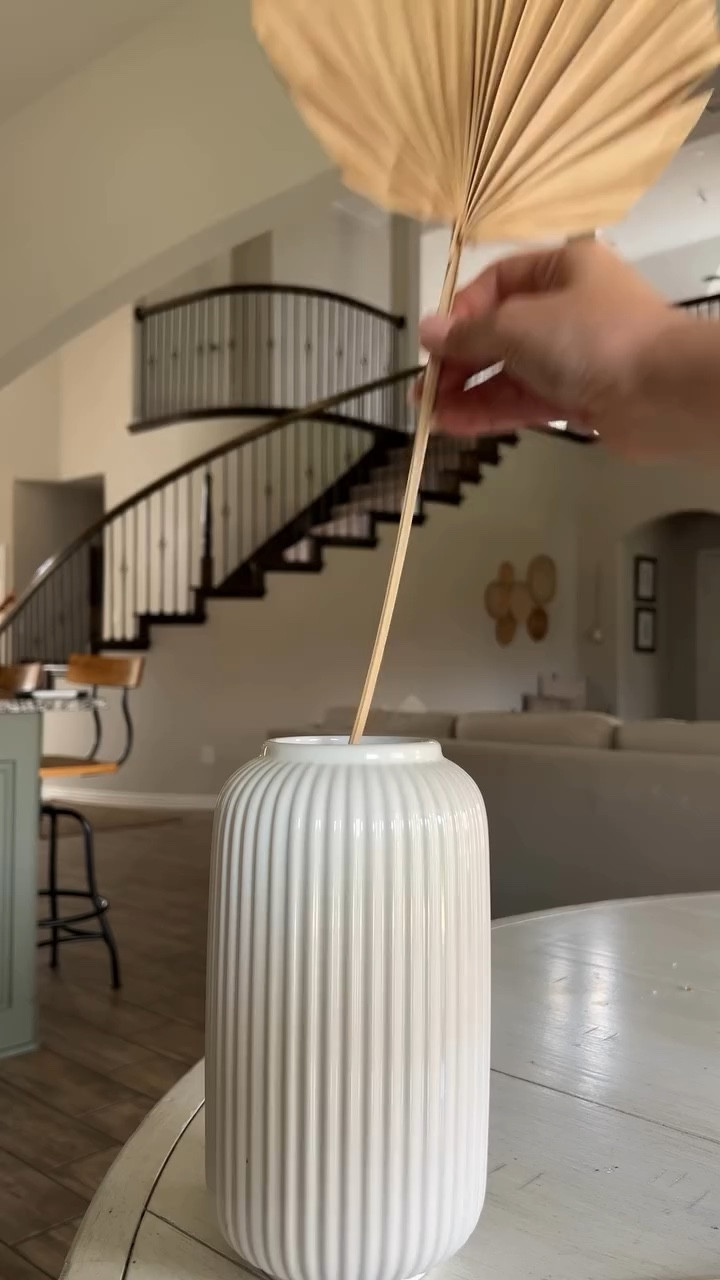 Decoremos un florero para Otoño 🍁🍂🕯️🤎


*****
DIY Fall Centerpiece 🍁
For this floral arrangement, I mixed different faux stems like bunny tails, mini pampas, and dried palms. The idea is to mix different colors and textures. 

#falldecor #falldecorations #falldecorating #falldiy #tablecenterpieces #centerpiece #flowerscenterpieces #flowervase #fallvasedecor #diyhomedecor #diydecor

#LTKVideo #LTKSeasonal #LTKHome