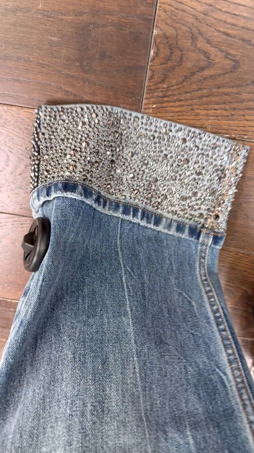 These Alice & Olivia jeans are amazing 🤩 The denim has stretch and the bling on the cuff!! Holiday and begin, these jeans are add to cart! 😍 #jeans, #denim #holiday looks #christmas outfit #alice&olivia
