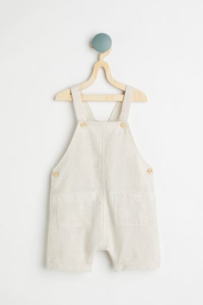 Conscious choice  Premium SelectionBaby Exclusive. Overall shorts in airy linen. Straps with adju... | H&M (US + CA)