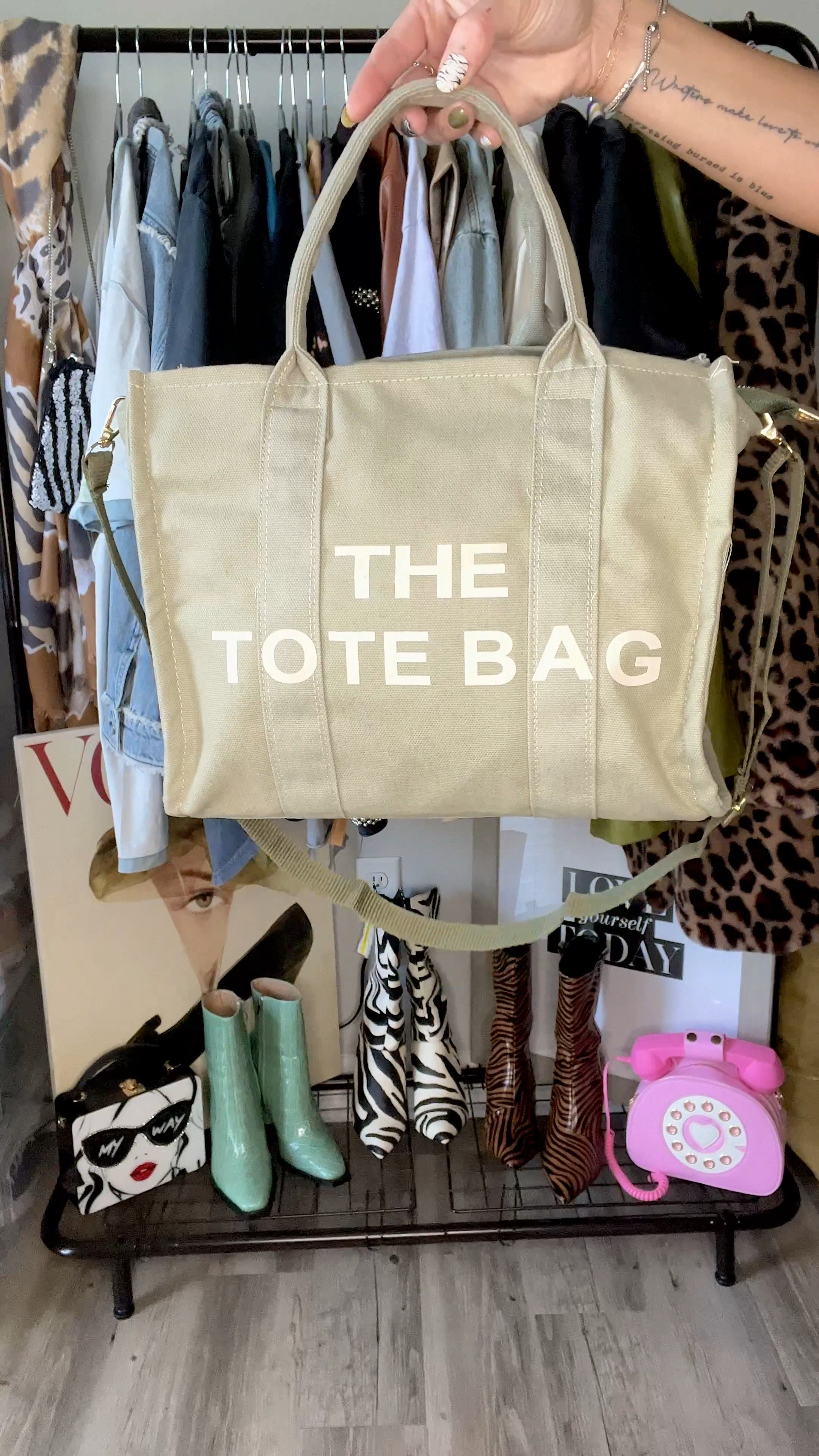 🚨 #AmazonDupeAlert 🚨 #MarcJacobs ‘The Tote Bag’ 👜🤎 (Color: Khaki) 

#LTKitbag #LTKstyletip #LTKtravel