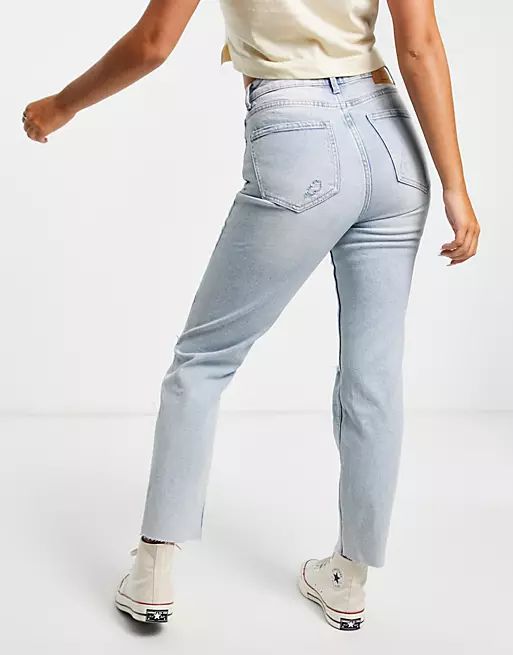 Stradivarius - Smalle mom jeans van organisch katoen met stretch en scheuren in lichtblauw | ASOS (Global)