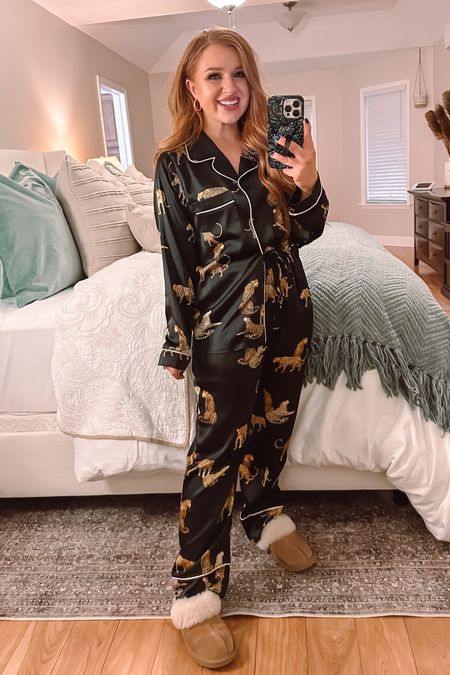 Pajamas link! Wearing a medium but could easily wear a small! These look so luxurious and are so cute !!!
