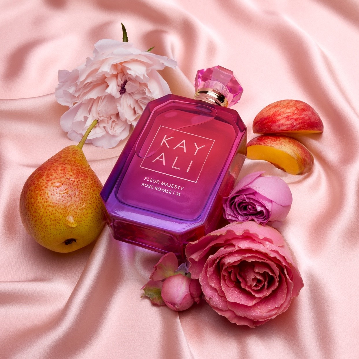 🌟KAYALI FLEUR MAJESTY ROSE ROYAL🌟

Presto in arrivo una nuova fragranza firmata @kayali senza tempo, romantica e sensuale, un vero capolavoro floreale, Fleur Majesty Rose Royal. 

Il nuovo profumo di Kayali è un mix di note succose e fruttate, che si uniscono alle sensuali note floreari, tra pera, pesca dolce, mandarino, rosa incantevole, peonia rosa, legno di violetta e muschio viola.

Il prezzo è di 128 euro (per la versione da 100 ml), di 97 euro (per la versione da 50 ml) e di 33 euro (per la versione da 10 ml). Vi ispirano le note di questa nuova fragranza?
#kayali #kayaliperfume #kayalimonakattan #kayalifleurmajesty #fleurmajestyroseroyale #hudabeauty #hudabeautyshop 
